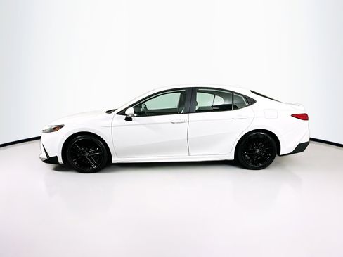 Used 2025 Toyota Camry SE FWD image 4