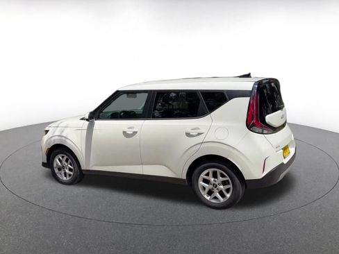 Used 2025 Kia Soul LX w/ LX Technology Package FWD image 9