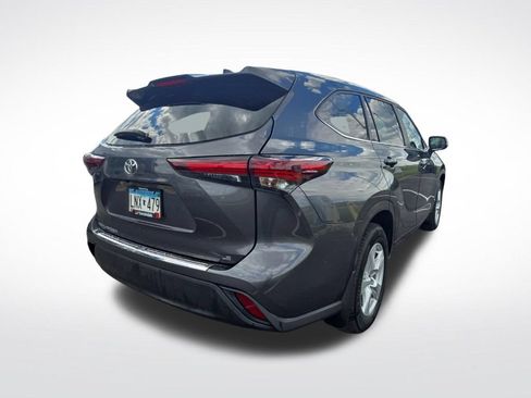 Used 2024 Toyota Highlander LE FWD image 3