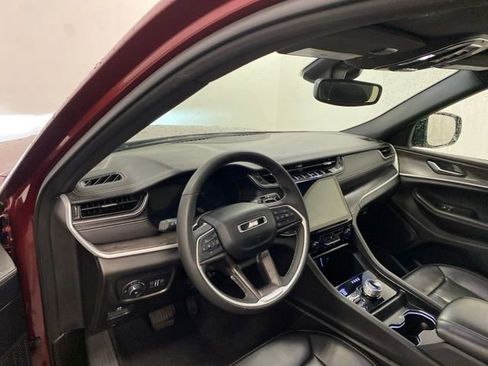 Used 2024 Jeep Grand Cherokee Limited w/ Black Appearance Package AWD/4WD image 8