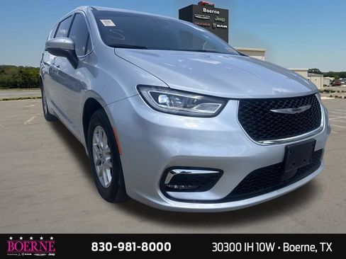 Used 2023 Chrysler Pacifica Touring-L FWD image 7