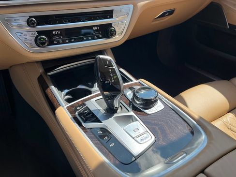 Used 2020 BMW 750i xDrive w/ Executive Package AWD/4WD image 39
