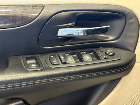 Used 2018 Dodge Grand Caravan SE w/ UConnect Hands-Free Group image 17