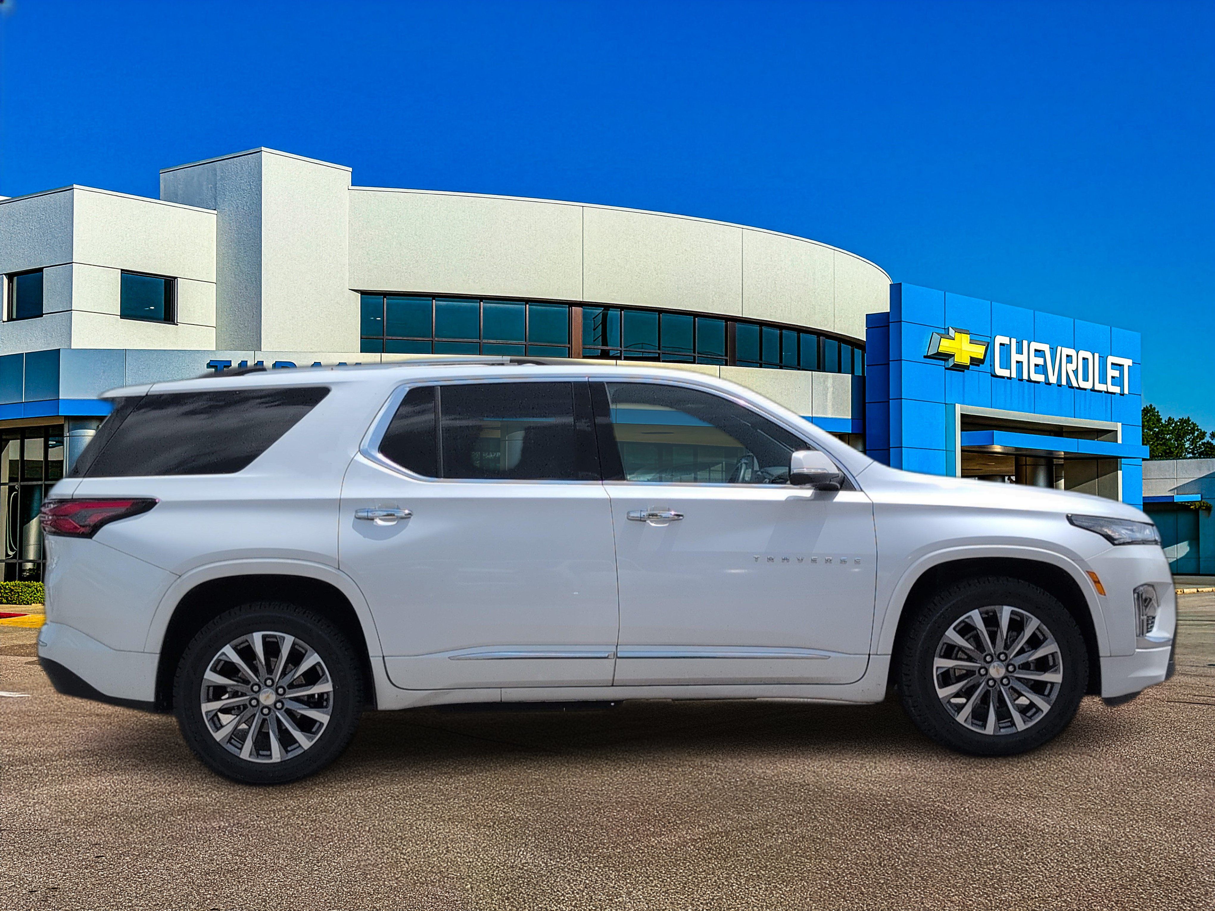 Used 2023 Chevrolet Traverse Premier FWD image 8