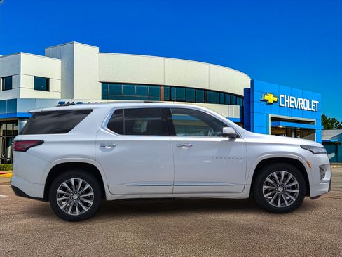 Used 2023 Chevrolet Traverse Premier FWD image 8