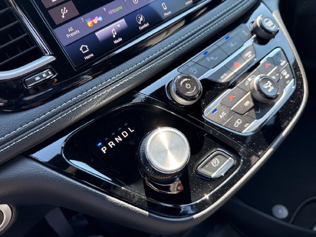 New 2027 Chrysler Pacifica Select AWD/4WD image 26