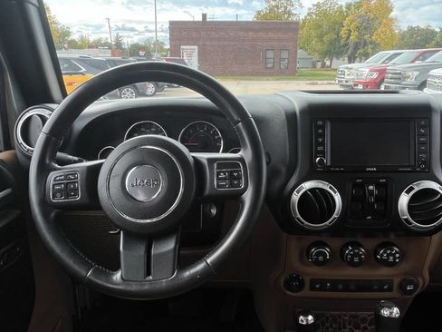 Used 2015 Jeep Wrangler Unlimited Sahara w/ Dual Top Group AWD/4WD image 27