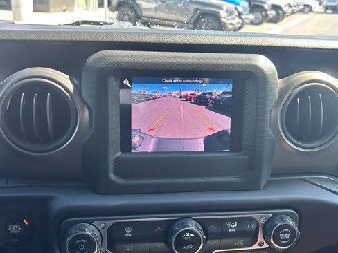 Used 2023 Jeep Gladiator Sport image 12