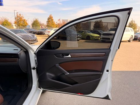Used 2022 Volkswagen Passat 2.0T image 27