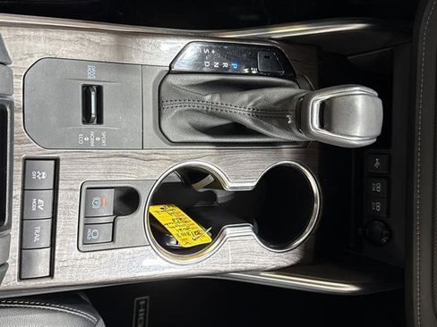 Used 2021 Toyota Highlander Limited image 11