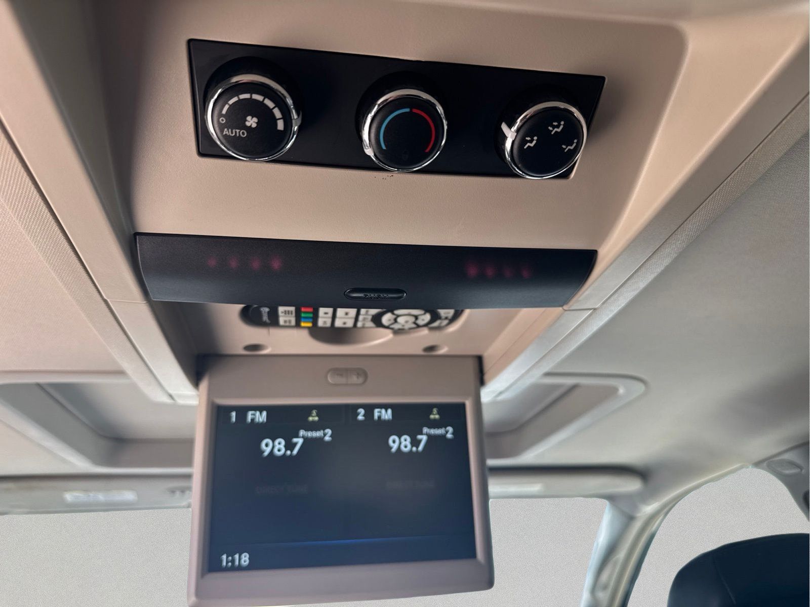 Certified 2016 Chrysler Town & Country Limited FWD image 32