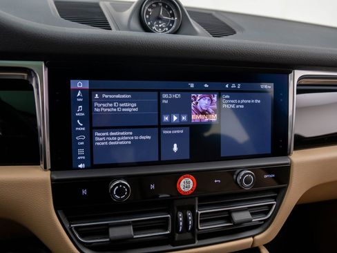 Certified 2025 Porsche Macan image 25