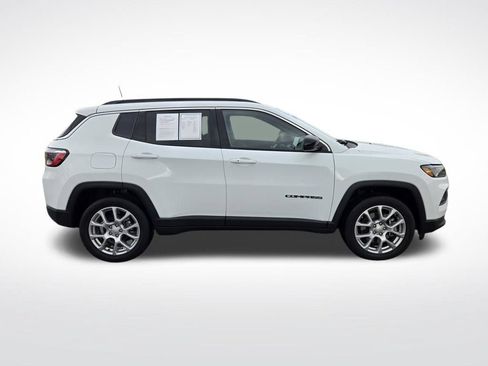 Used 2024 Jeep Compass Latitude AWD/4WD image 2
