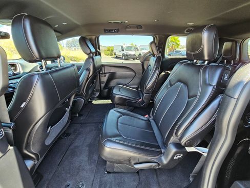 Used 2025 Chrysler Pacifica Select FWD image 18