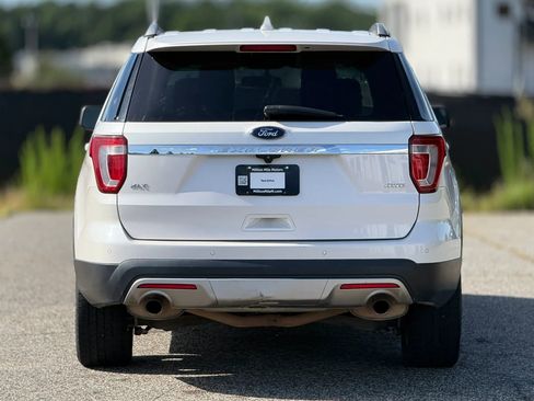 Used 2017 Ford Explorer XLT w/ Equipment Group 202A AWD/4WD image 4