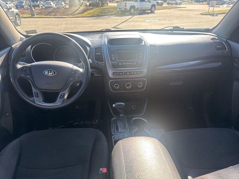 Used 2015 Kia Sorento LX image 11