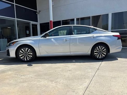 Used 2025 Nissan Altima 2.5 SV FWD image 6