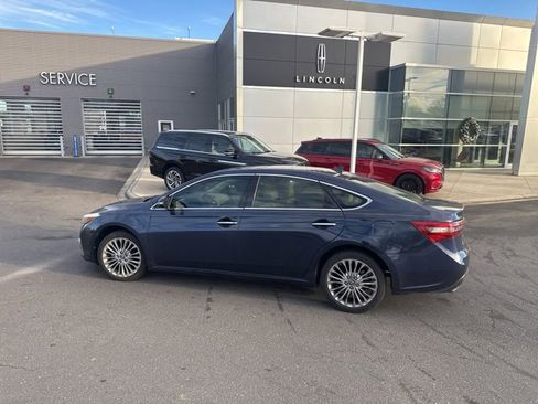 Used 2017 Toyota Avalon Limited image 4