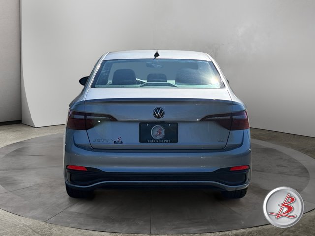 Used 2024 Volkswagen Jetta SE FWD image 6