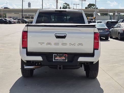 Used 2025 Toyota Tacoma Limited AWD/4WD image 5