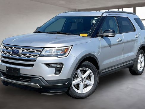 Used 2018 Ford Explorer XLT w/ Equipment Group 201A FWD image 3