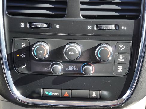 Used 2017 Dodge Grand Caravan SE w/ UConnect Hands-Free Group image 35
