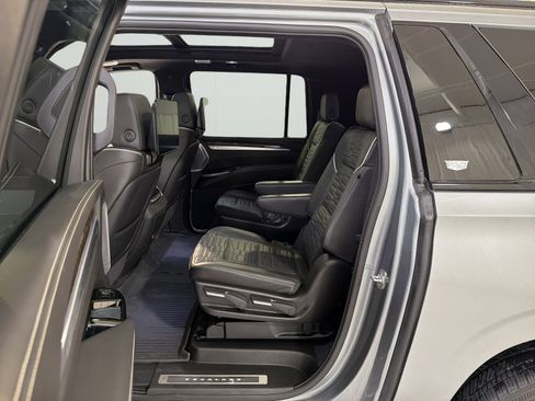 Used 2025 Cadillac Escalade ESV Sport Platinum w/ LPO, ONYX Package AWD/4WD image 11