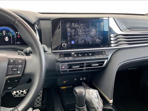 Used 2025 Toyota Camry SE image 9