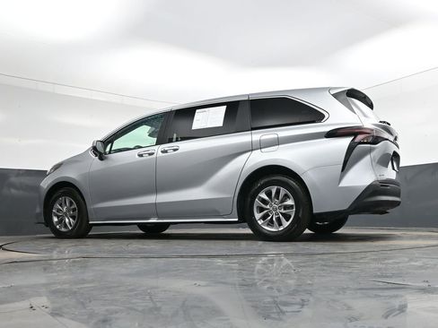 Used 2025 Toyota Sienna XLE image 41