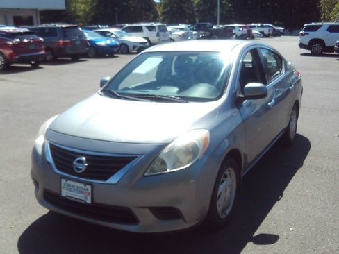 Used 2014 Nissan Versa SV FWD image 1