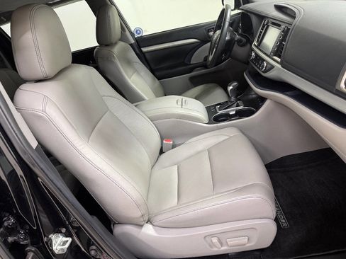 Used 2019 Toyota Highlander XLE AWD/4WD image 45