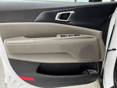 Used 2025 Kia Carnival FWD image 14
