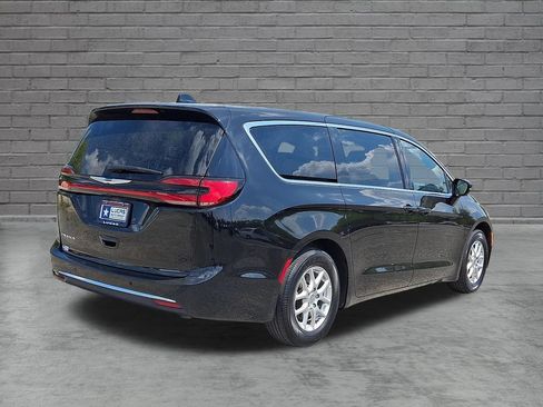 Used 2025 Chrysler Pacifica Select FWD image 12