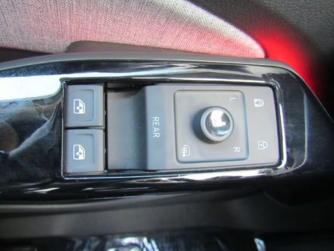 Used 2023 Volkswagen ID.4 2WD image 32