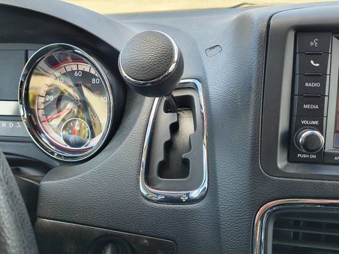 Used 2018 Dodge Grand Caravan SE w/ UConnect Hands-Free Group image 17