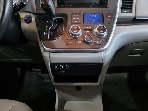 Used 2017 Toyota Sienna XLE w/ XLE Navigation Package image 21