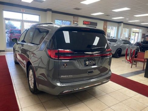 Used 2022 Chrysler Pacifica Touring-L image 3