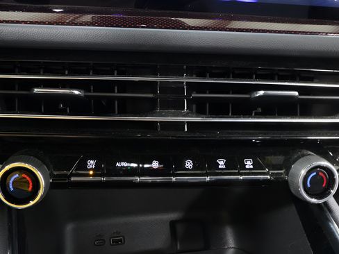 Used 2025 Chevrolet Traverse RS w/ LPO, Floor Liner Package AWD/4WD image 11