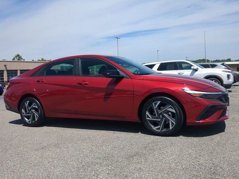 Used 2025 Hyundai Elantra Sport FWD image 2