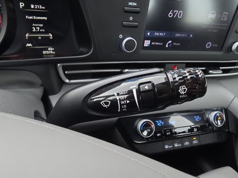 Used 2023 Hyundai Elantra SEL image 18