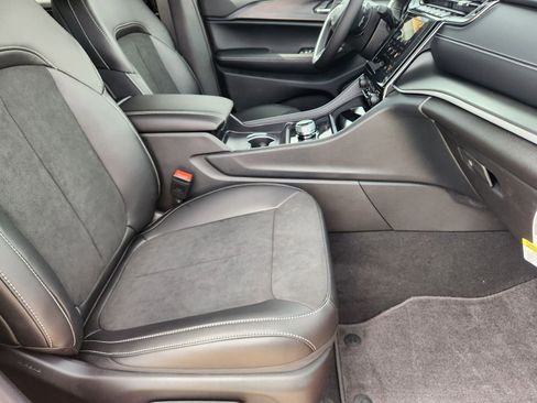 New 2025 Jeep Grand Cherokee L Altitude image 10