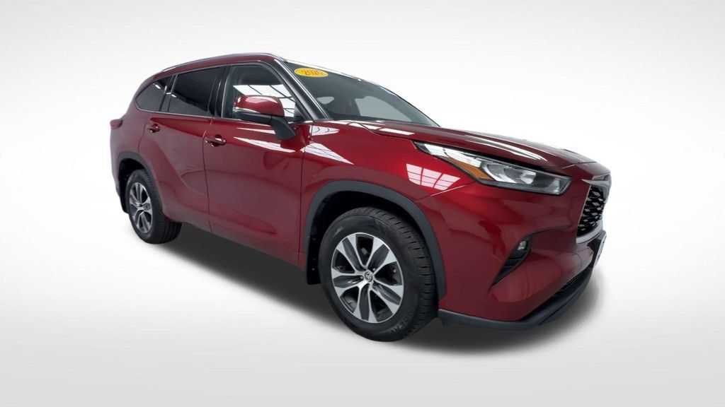 Used 2020 Toyota Highlander XLE AWD/4WD image 2
