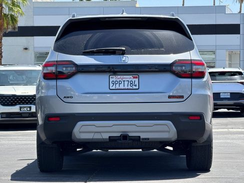 Used 2025 Honda Pilot TrailSport image 5