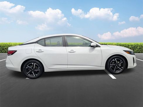 Used 2024 Nissan Sentra SV image 3