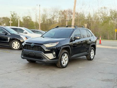 Used 2021 Toyota RAV4 XLE w/ Convenience Package AWD/4WD image 4