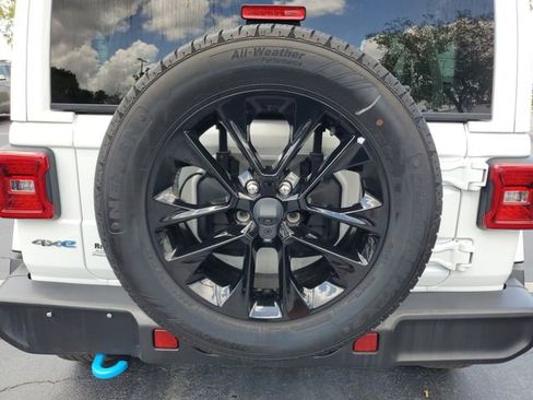 Used 2024 Jeep Wrangler Unlimited Sahara AWD/4WD image 9