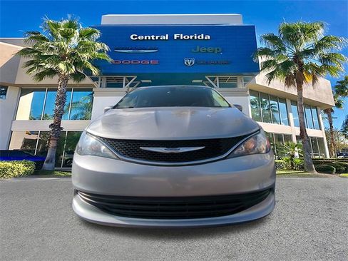Used 2018 Chrysler Pacifica Touring w/ Tire & Wheel Group image 3