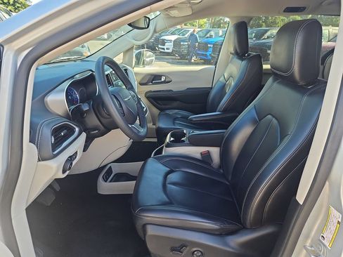 Certified 2023 Chrysler Pacifica Touring-L FWD image 12