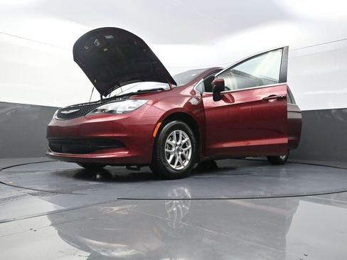Used 2022 Chrysler Voyager LX FWD image 7