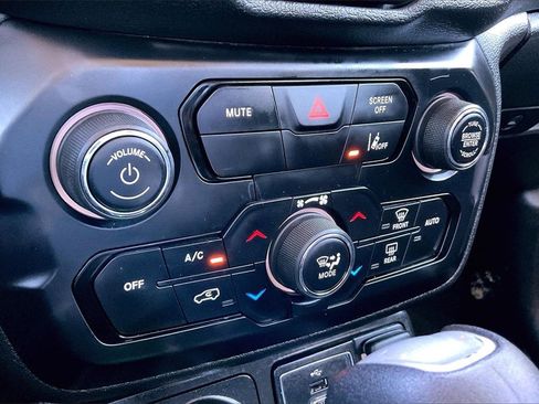 Used 2021 Jeep Renegade Latitude image 25